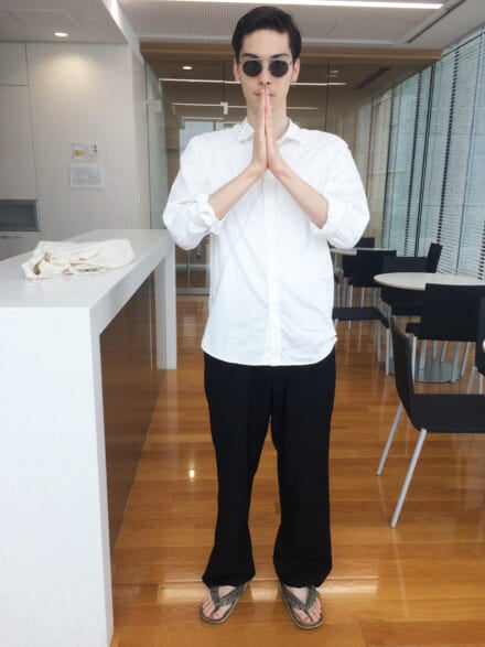 [守屋 光治] よく色白と言われるんですが（笑）、肌よりも眼のほうが弱いので、真夏のガードは欠かせません。この「ディータ」のサングラスは、ロサンゼルス発祥でグラマーな感じが気に入っています。苦手な夏の楽しみも、やっぱりファッションですね！