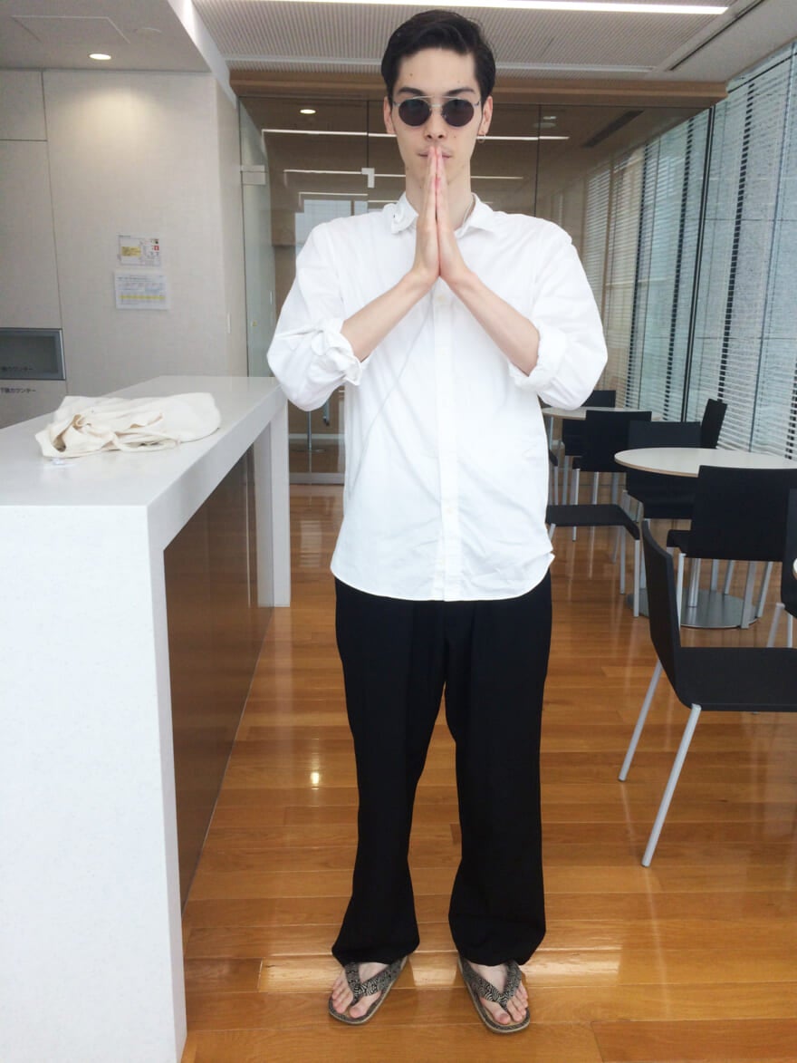 [守屋 光治] よく色白と言われるんですが（笑）、肌よりも眼のほうが弱いので、真夏のガードは欠かせません。この「ディータ」のサングラスは、ロサンゼルス発祥でグラマーな感じが気に入っています。苦手な夏の楽しみも、やっぱりファッションですね！