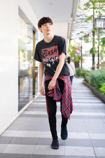 [守屋 光治] 僕の定番ロックTスタイルですが、ブーツだと重いし、夏だし、今日は「クロックス」からいただいた新作「ノーリン」に履き替えて買い物中です。あらゆるブランドのスリッポン型スニーカーを経験済みですが、その中でも抜群に軽いですね。新色の黒はソールもダーク系なので、モノトーンな着こなしにも相性がいいです。