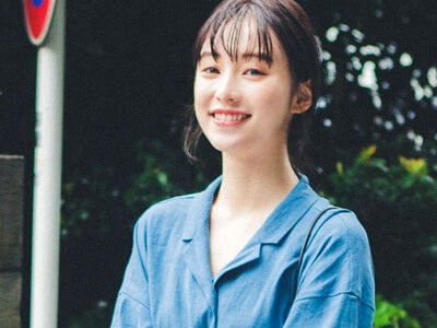 雨に濡れる儚げな19歳。山田愛奈さんはリアル“雨女”だった！