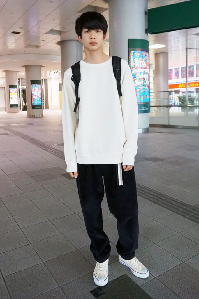 [鈴木 仁] 流行の、ベルトを垂らすコーディネートです。