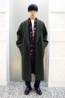 [若林 拓也] ポイントは、巻かないストールのスタイリング。