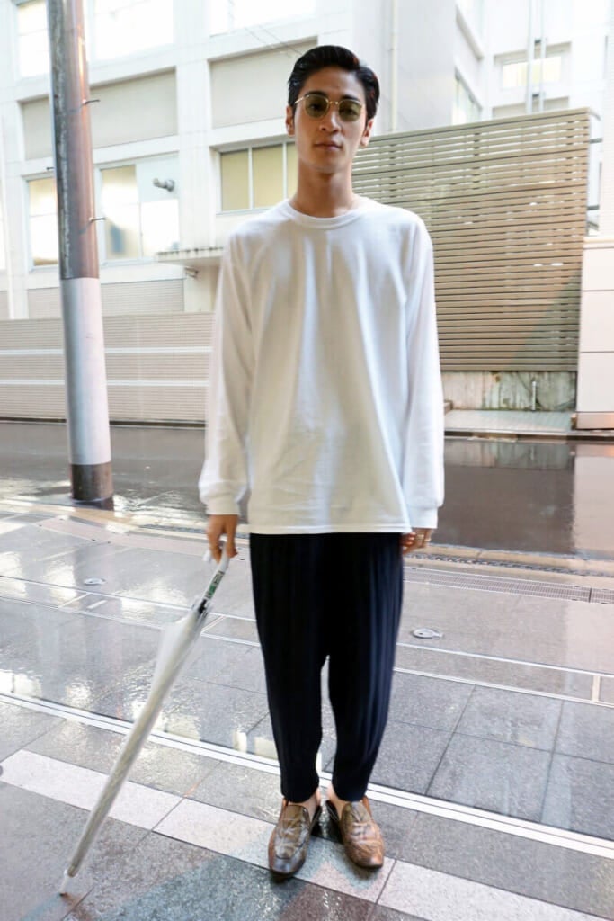 [若林 拓也] 雨の日のスタイルを紹介します。持ち物は、傘一本！