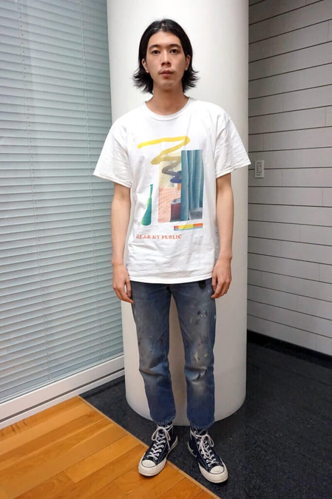 自分の個展のオリジナルＴシャツと、定番のリーバイス。