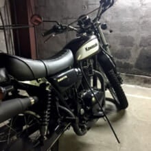 通学に乗っているバイク。ある日、車体から謎のチューブが！