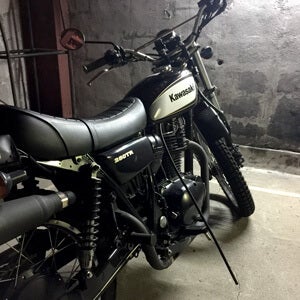 通学に乗っているバイク。ある日、車体から謎のチューブが！