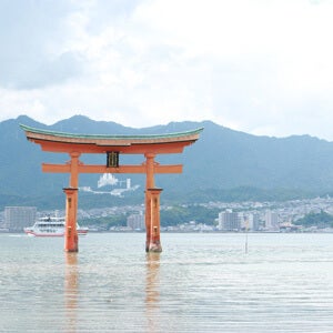 厳島神社って、中に入るとまた違った雰囲気なんですね。