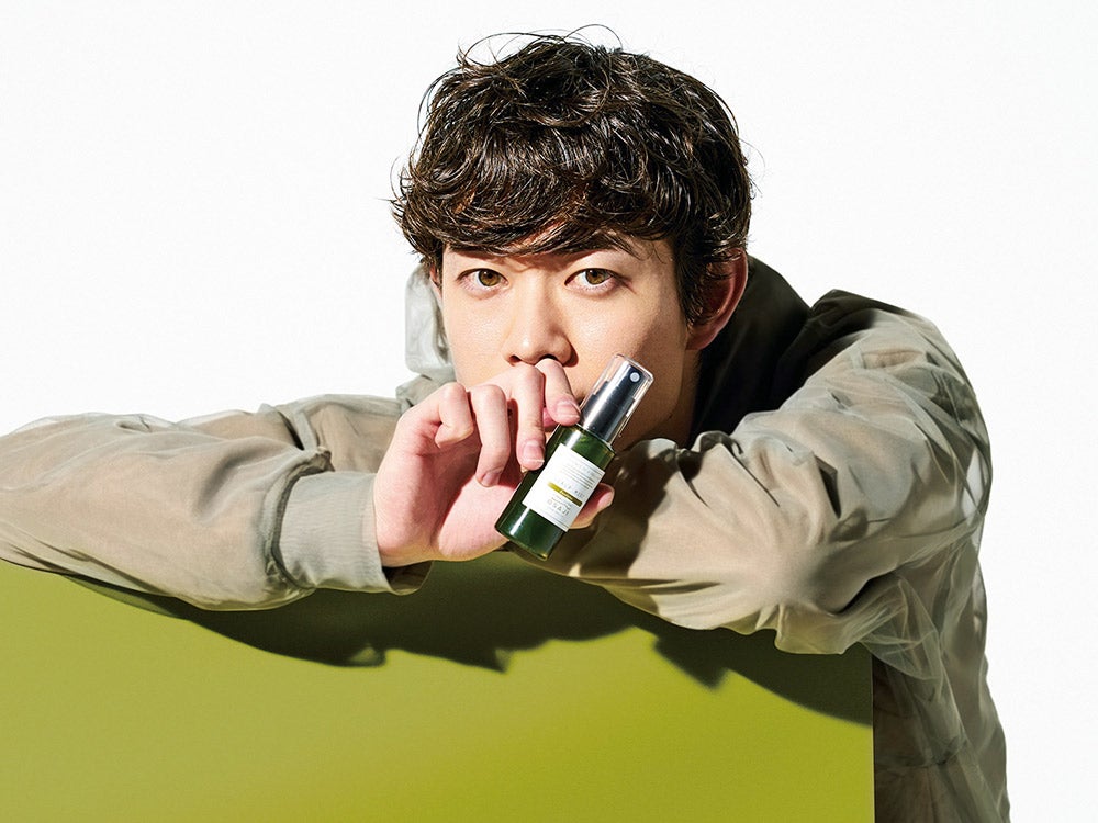オサジの新商品、ユーカリの消臭成分が爽やかな頭皮ミストを宮沢氷魚が使ってみた
