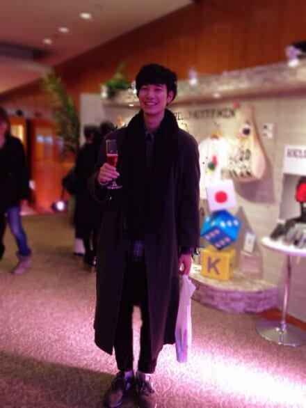 [清原 翔] シャンパン片手にスミマセン。この写真を撮ってもらった日は、僕の22歳の誕生日でした。今まで生きてきてこんなに祝ってもらったことはないってほど、今年の誕生日はたくさんの方々にお祝いしてもらいました。僕なんかのためにありがとうございました。嬉しかったです:)
