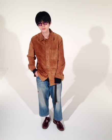 えっと、この写真は本誌の撮影ではなくて、私服です。編集部のＫ男さんに「プロっぽいね!!」と言われちゃいました（笑）。ハンパ丈の太デニムとパラブーツの間は、トレンドの白ソックスで抜け感を意識（笑）。あと、今日かけてきた「モスコット」のお店が表参道にオープンしたんですね。また買おうかな？