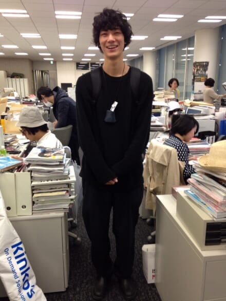[清原 翔] 入稿中でめちゃめちゃ忙しそうな編集部に、とくに用事もないのにお邪魔してしまいました（汗）。すみませんでした。あと、話は変わりますが、「乃木坂46」のファンです。推し女子は西野七瀬さんです。顔を写真に撮られるときは、「制服のマネキン」という曲の振り付けポーズをよくします。