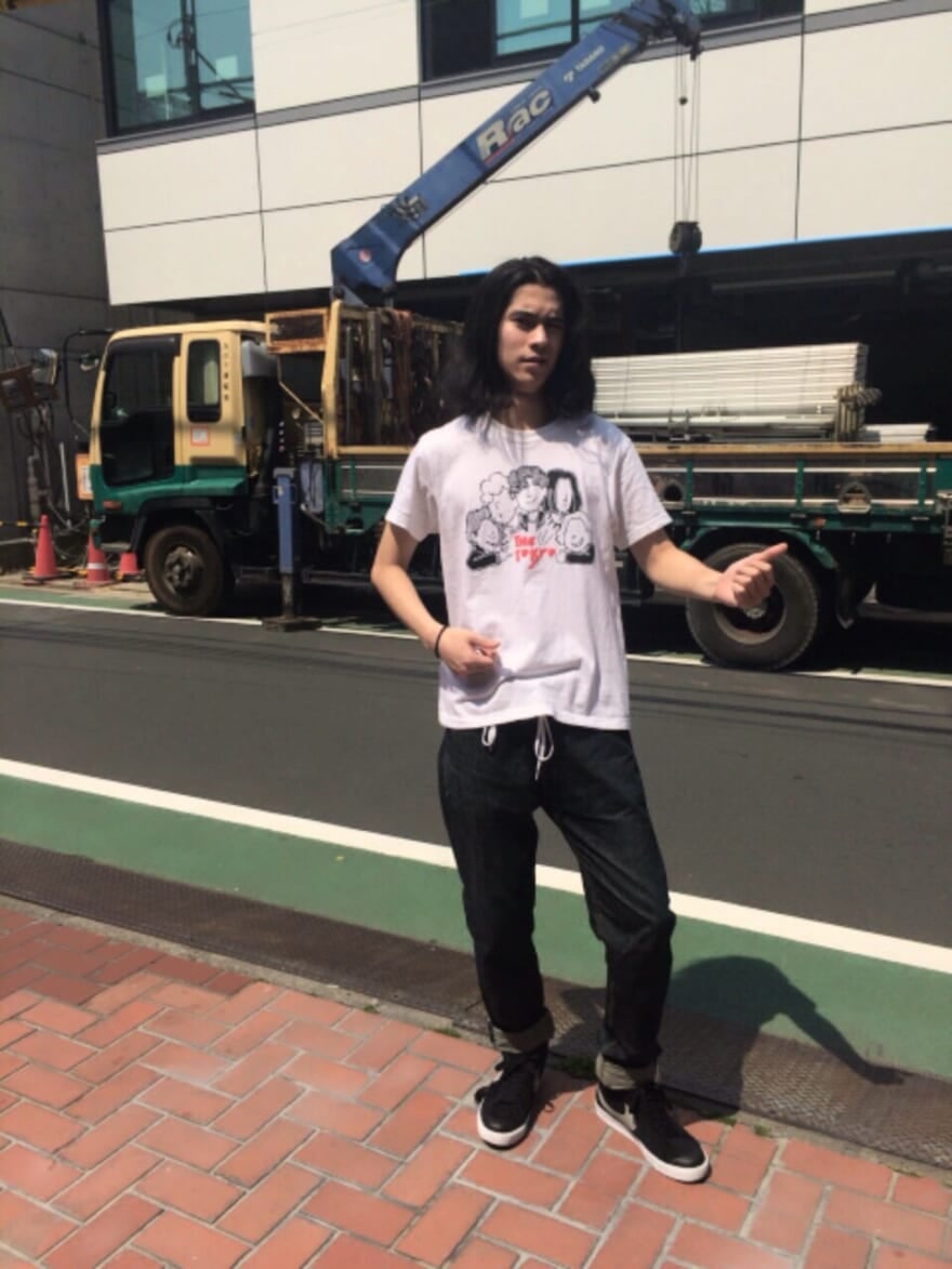 ついに、Tシャツ1枚の季節になりました。このバンドTシャツは、兒玉太智さんが所属する「ザトーキョー」のライブ会場で買いました。同じ仲間が頑張っている姿を見るとウズウズします。僕もよくバンドマンっぽいね（顔が）と言われるんですが、もっぱらカラオケ専門です（笑）