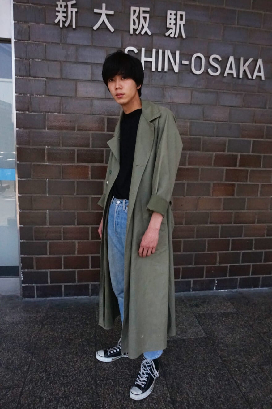 大阪の街の風景に合う洋服は……と思いこのロングコートを選びました。おじさんがハイウエストでタックインをしててさすが大阪だなと思いました。出張の詳細はH條さんのブログで。