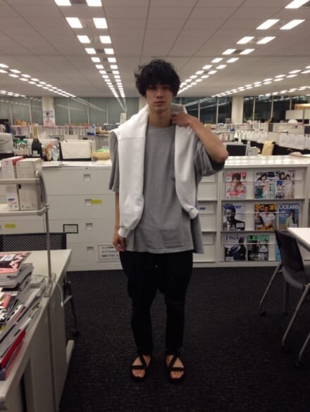 [清原 翔] 右下の親知らずが痛くて歯医者に通ってます。たぶん抜くかもで恐怖です。胃腸炎にもなるし、2015年はけっこうハードな年ですね。パンツは町田の古着屋で、Tシャツは下北沢の古着屋で、「チャンピオン」のスウェットはグアムに旅行したときに買いました