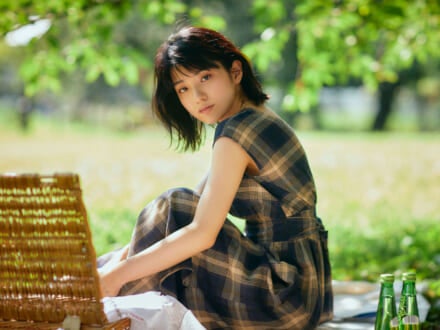 『万引き家族』に出演の蒔田彩珠さんと秋空の下、 ピクニックデートへ！