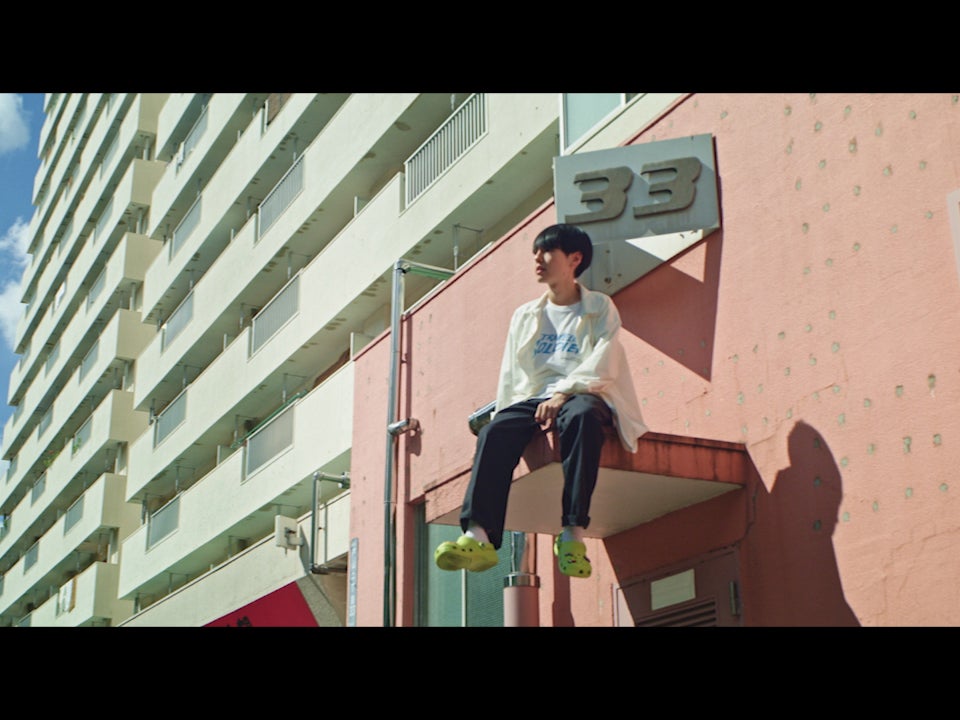 ファッションと音楽の融合！クロックス×dodo、新曲「Fo」のコラボMVを配信中