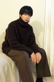 [鈴木 仁] ブラウンのワントーンコーデのポイントは、上下で色味の差をつけること！