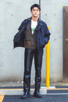 [岩上 隼也] ミリタリーな古着アウターをレザーパンツでクールに