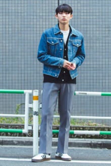 [豊田 裕大] ショート丈のアウターは、インナーの裾チラ見せでバランスよく