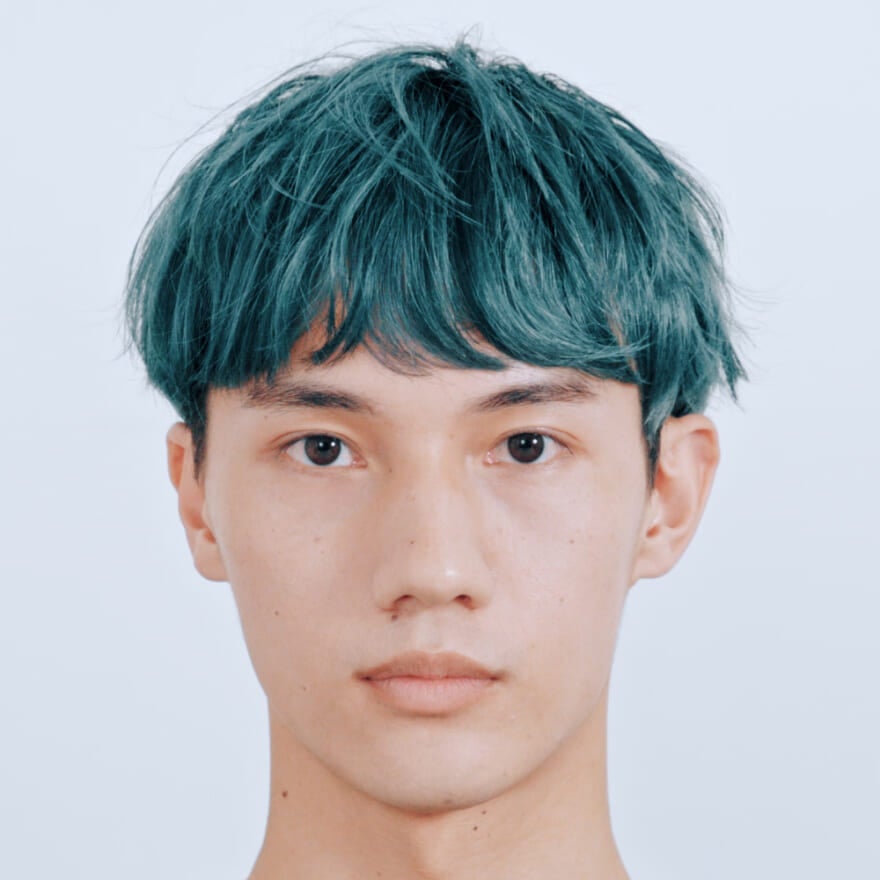 鮮やかになりすぎないようくすみを入れた絶妙なグリーン｜メンズノンノ360°ヘア