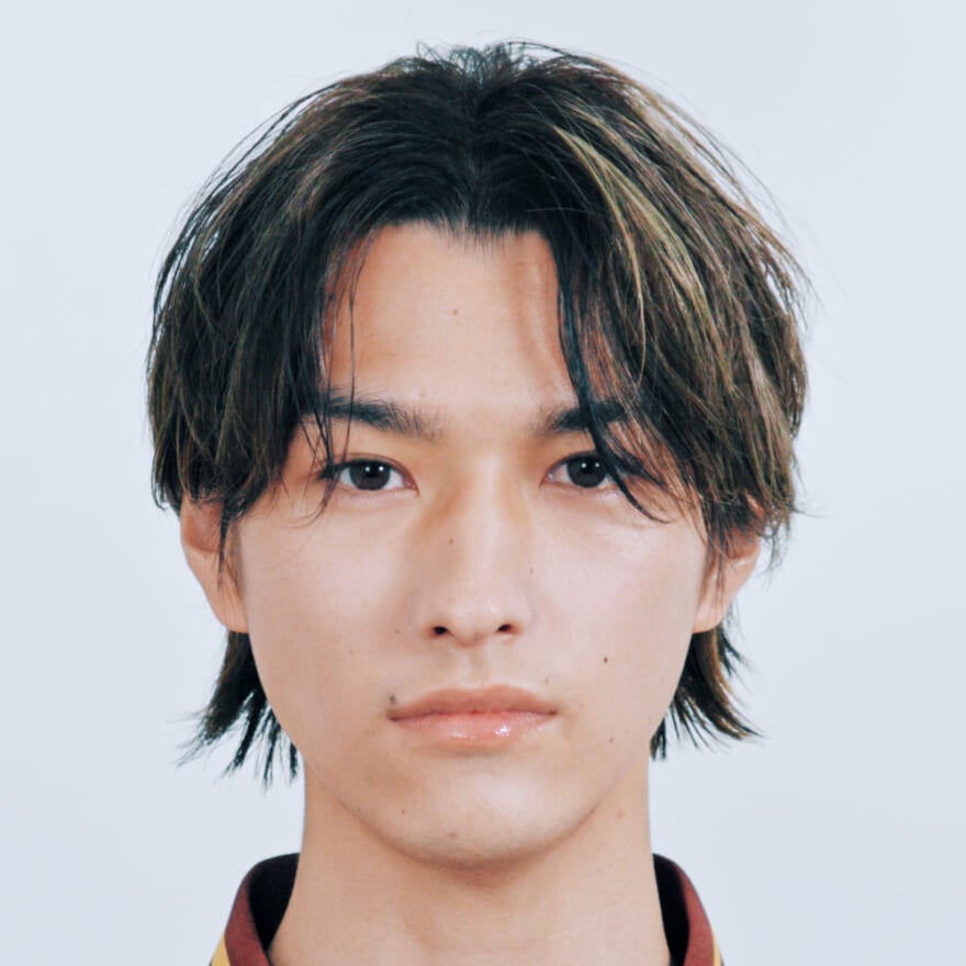 ホワイトベージュのベースにブラウンのローライトが好相性｜メンズノンノ360°ヘア