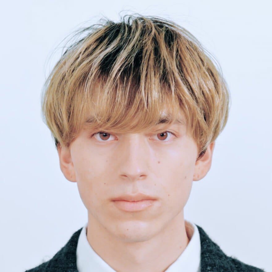 根もとに残した地毛の黒で立体感あるブロンドヘアに｜メンズノンノ360°ヘア