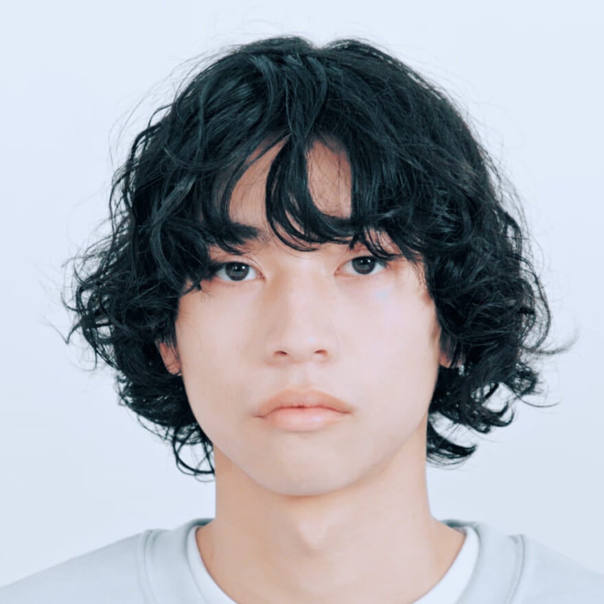 強めのパーマスタイルはヴィンテージ感を楽しむ｜メンズノンノ360°ヘア