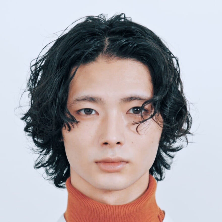 根もとからのクセ毛風ウエーブで雰囲気のあるキャラクターに｜メンズノンノ360°ヘア