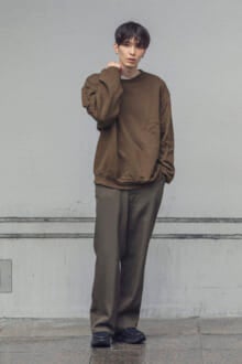 [守屋 光治] ドリス ヴァン ノッテンのスウェットを主役にした、カーキのワンカラーコーデ