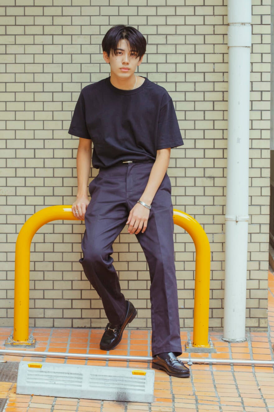 ユニクロ ユーのtシャツを 革靴と合わせて上品ブラックコーデ Modelsnap Men S Non No Web メンズノンノウェブ