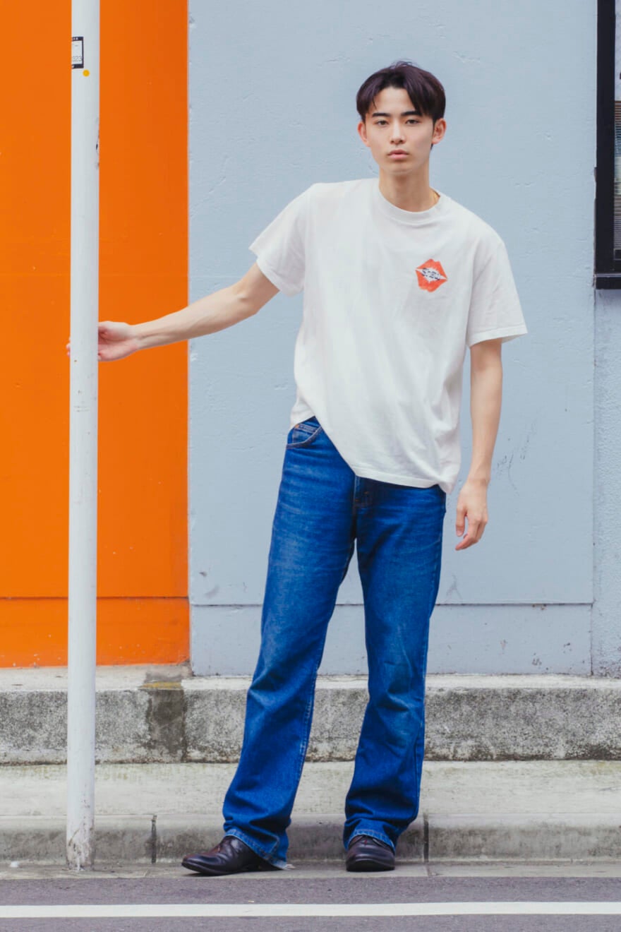 リーバイスの古着デニムを アイコニックなtシャツでラフに Modelsnap Men S Non No Web メンズノンノウェブ