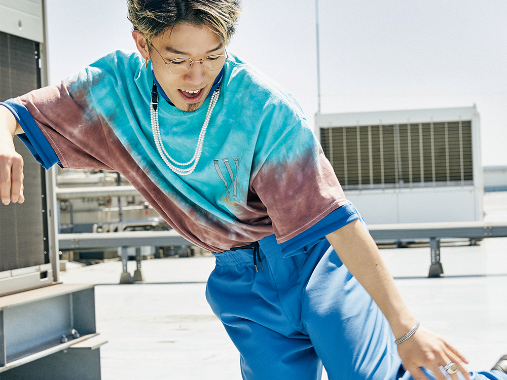 [SEIYA]夏のTシャツ、動き×タイダイ柄で変化を楽しむ！　世界に羽ばたくダンサーが着こなす