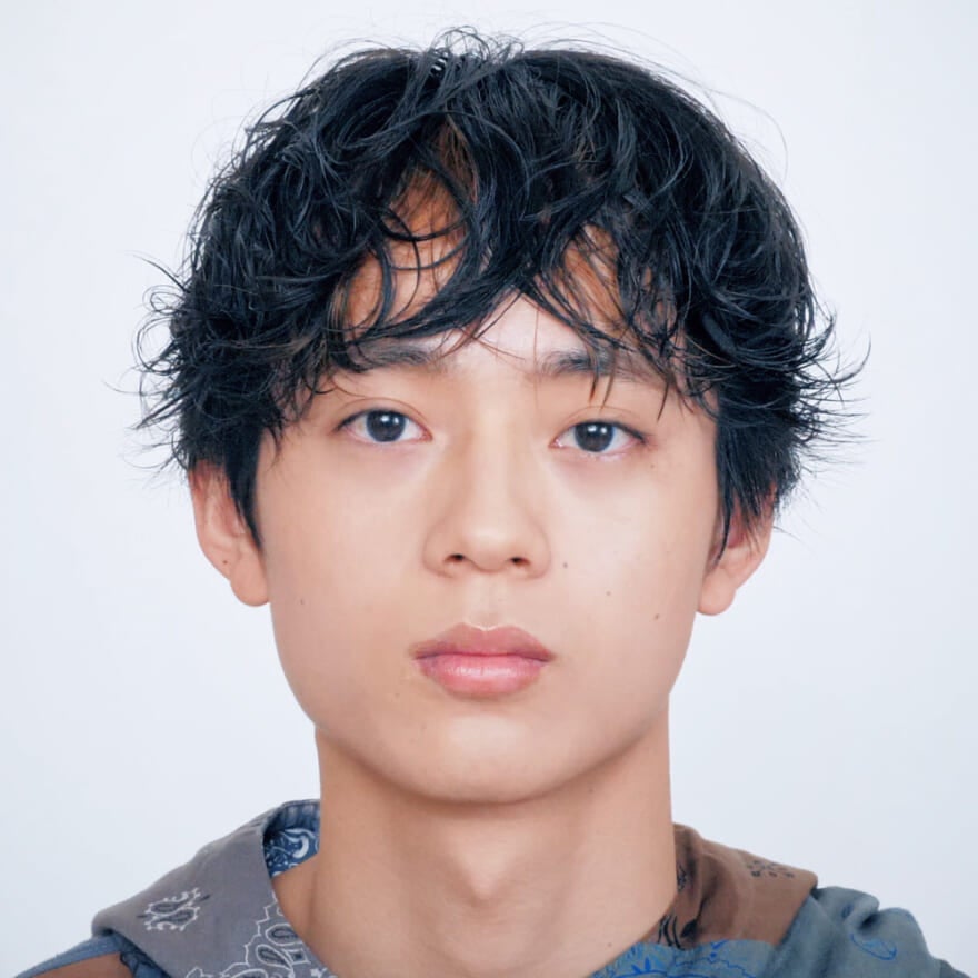 パーマをかけなくても、ぬらして手ぐしで整えるだけでかなうニュアンスアレンジ｜メンズノンノ360°ヘア