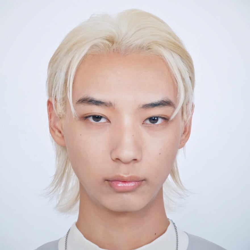 カラーヘアの抜け感を生かしたポップなセンターパートのオールバック｜メンズノンノ360°ヘア