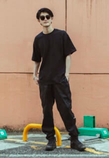 [岩上 隼也] ユニクロ ユーのTシャツ×ナイキのパンツで、マスキュリンな黒コーデ