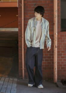 [鈴木 仁] オーラリーのニュアンスカラーTシャツをやわらかく着こなす！