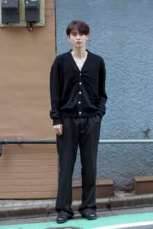 [豊田 裕大] ジャスト丈のカーディガンと革靴が好感な、色っぽいオールブラック