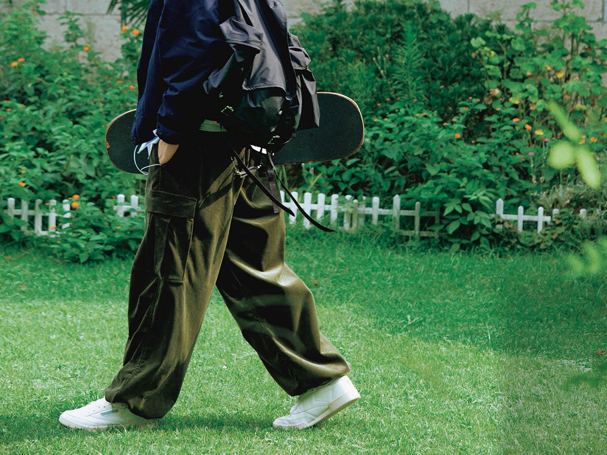 トレンドのミニバッグは、ボリュームスニーカーでバランスを取るのが正解！ #靴とバッグの「セット買い」新方程式！