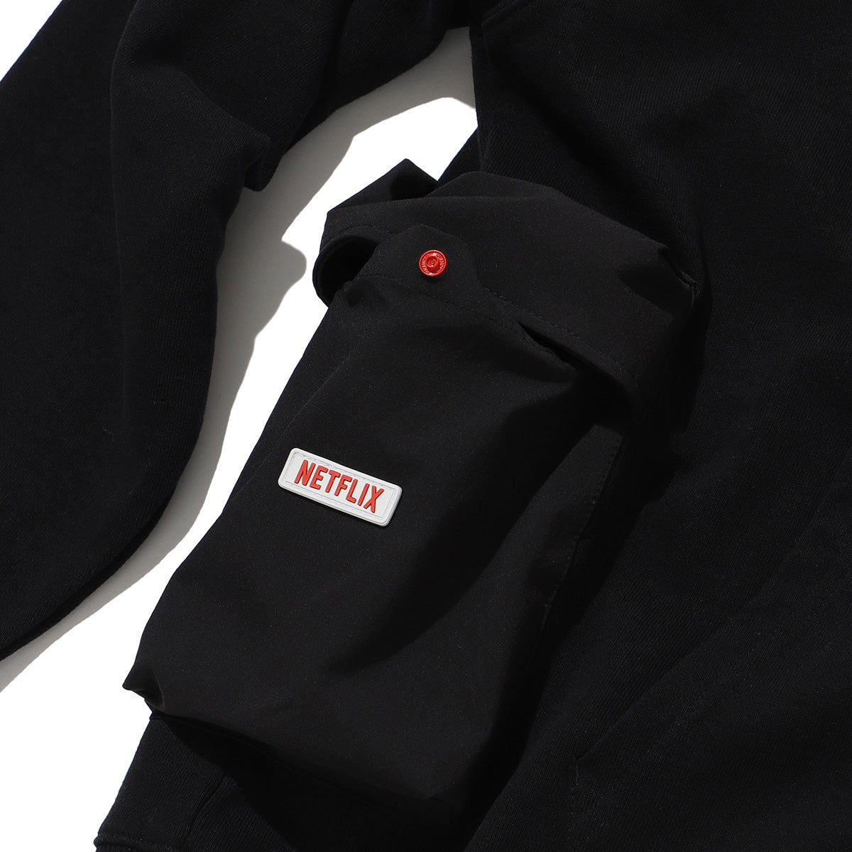 Netflix × BEAMS　ネットフリックス × ビームス　LOGO HOODY ¥13,200　２