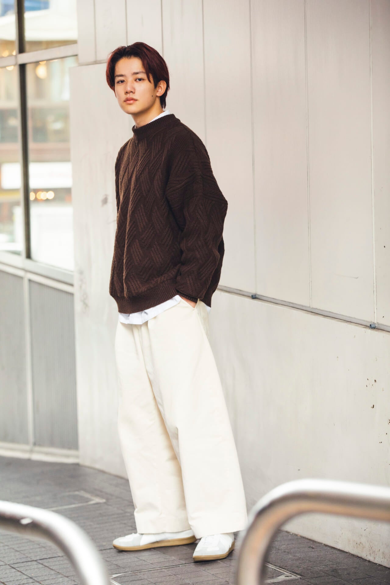 樋之津 琳太郎] ブラウン×ホワイトの組み合わせは大人っぽく決まる 