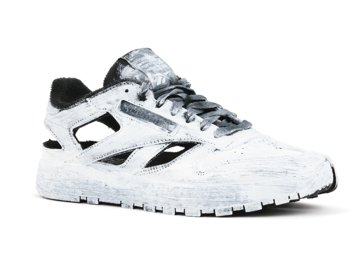 メゾン マルジェラがリーボックのクラシックレザーを再解釈したスニーカーとは？