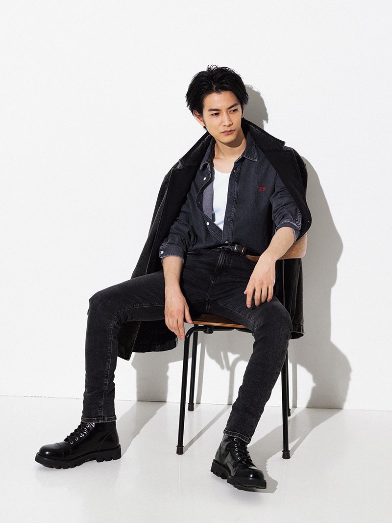 渡邊圭祐が着る「ディーゼル ライブラリー」　ブラックデニム　メンズ　ファッション　2022　春物