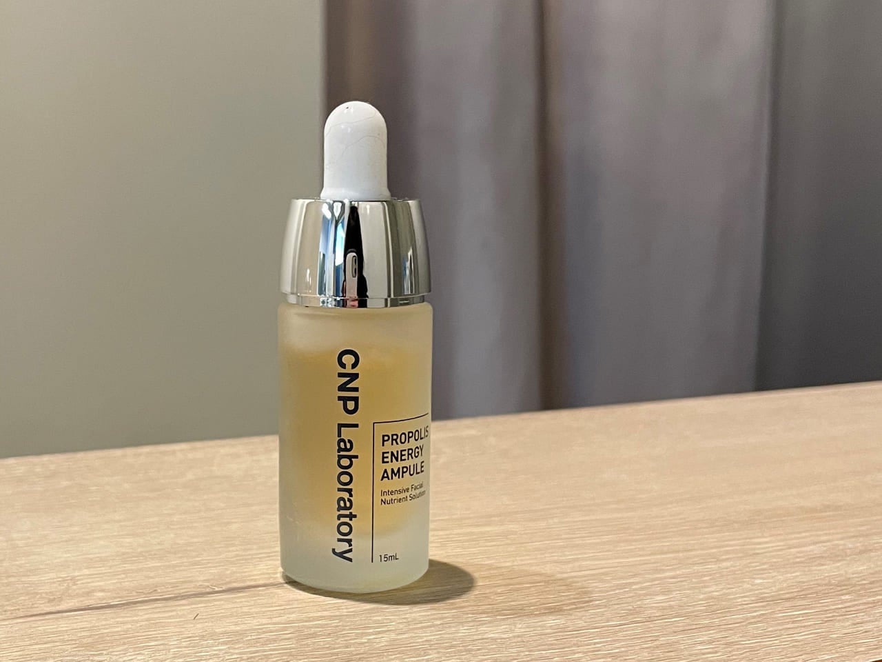 化粧水のあとは「CNP」の美容液。毛穴も目立たなくなってきた！