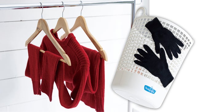 袖、ボディ、裾に分けてハンガーにかければ、重さを分散させて干すことが可能。洗濯カゴの上に置いてもOK。