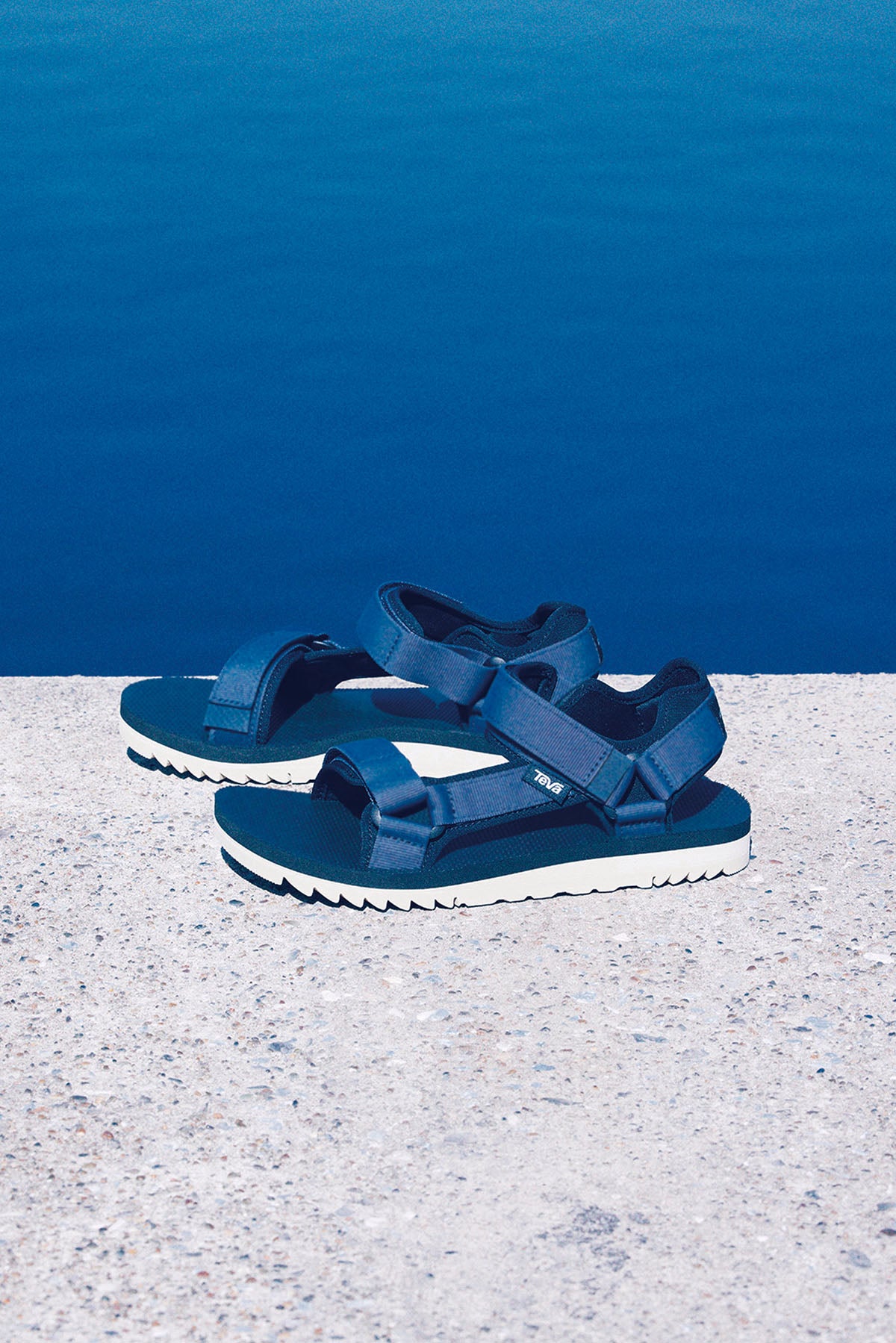 Teva × ATON UNIVERSAL TRAILのスポーツサンダル