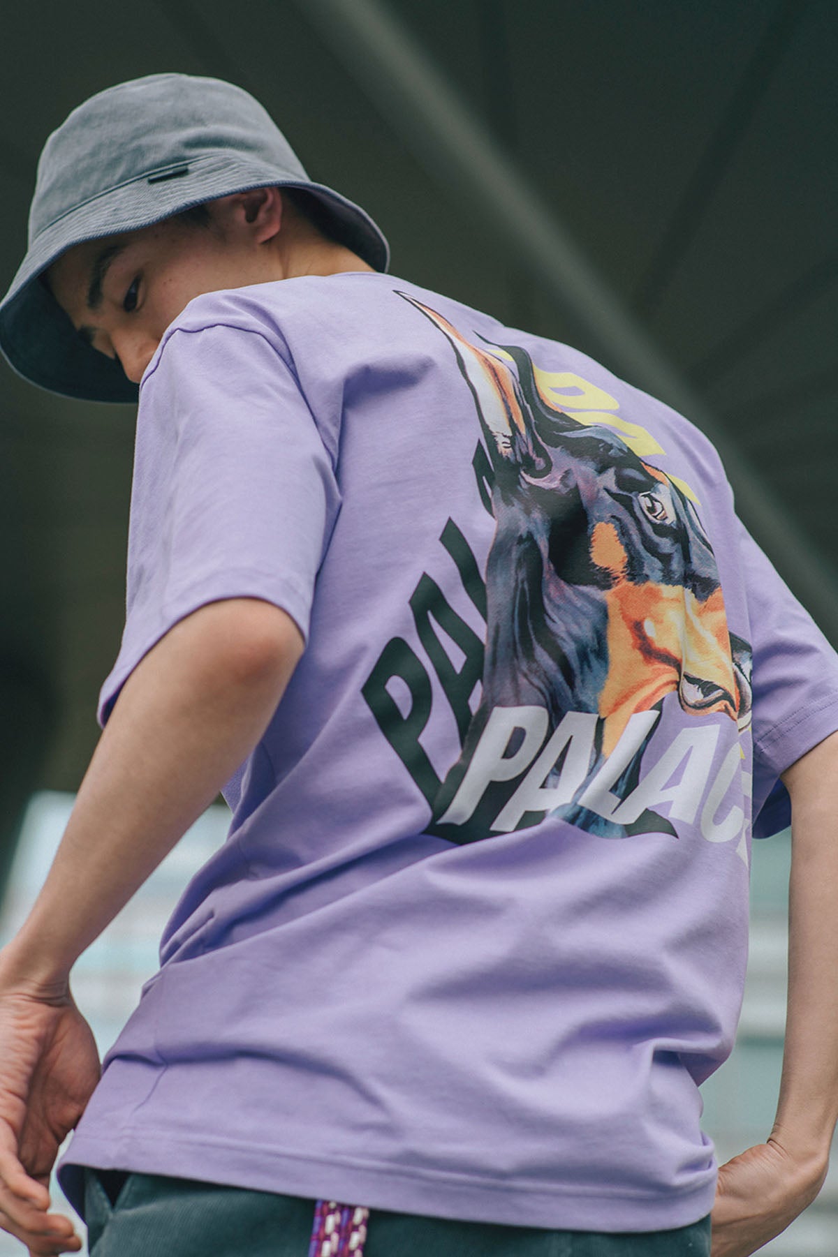 PALACE SKATEBOARDSのグラフィックTシャツコーデ