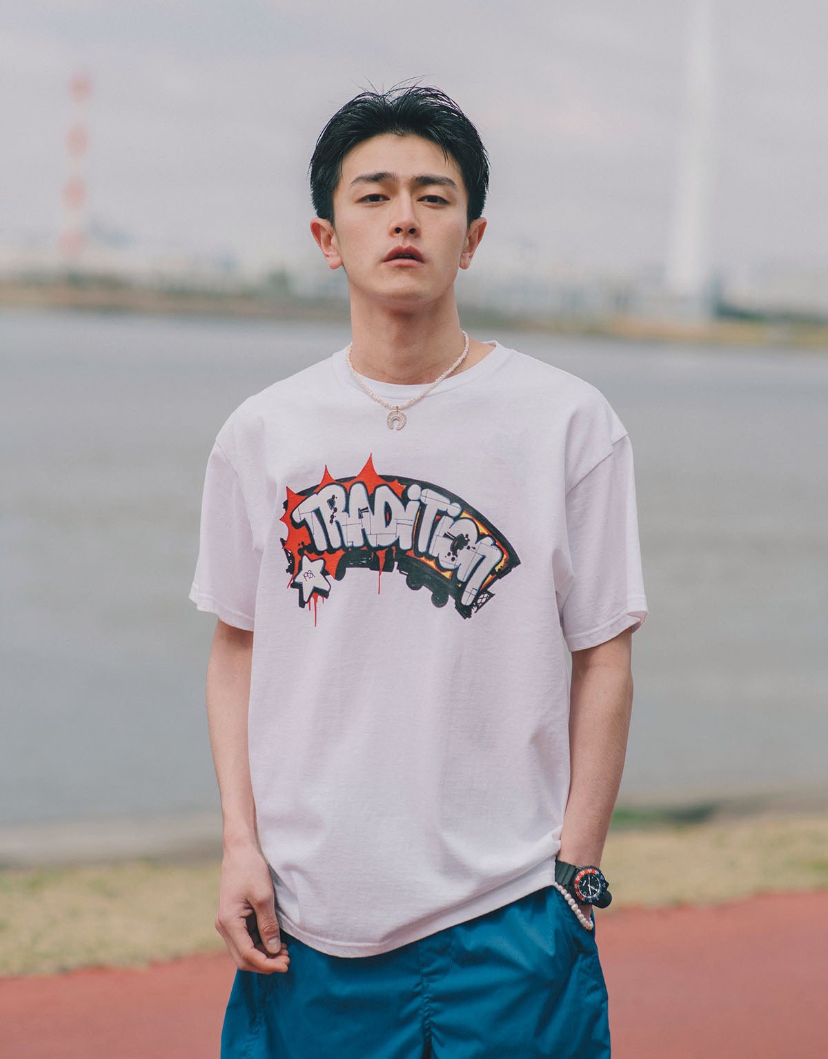 uniform experiment × fragment design　× DONDI WHITEのストリートグラフィティTシャツコーデ