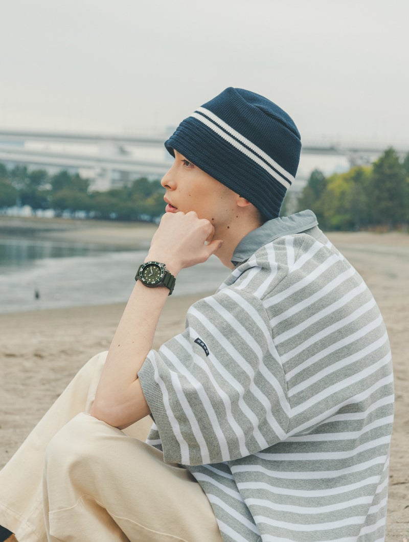 浜に座って海を眺める守屋光治　シチズン　プロマスター　MARINEシリーズ　メンズ　腕時計