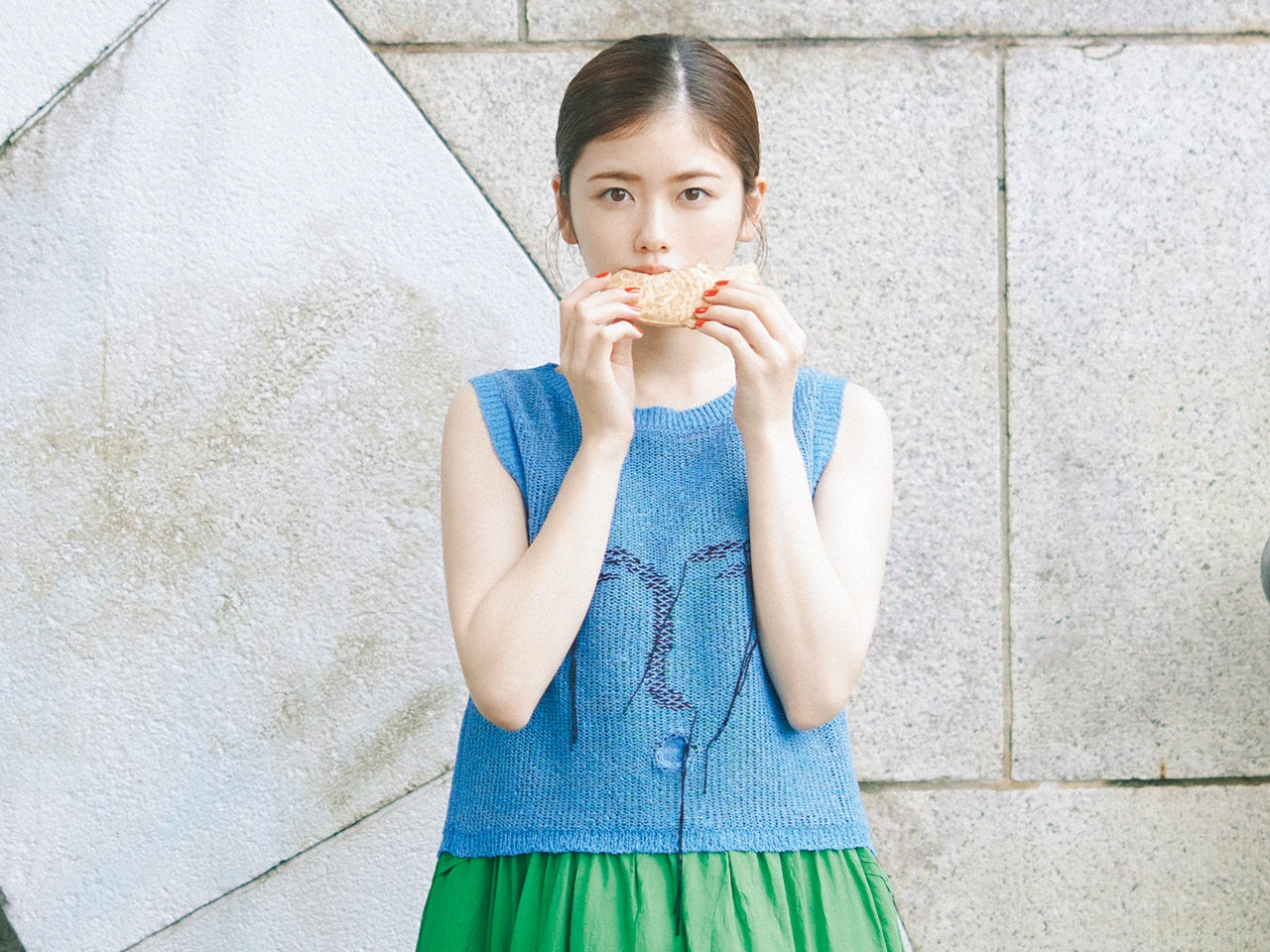 小芝風花とレトロスイーツ散歩「外でおいしいものを食べると気分がアガりますね」［浅草浪花家］