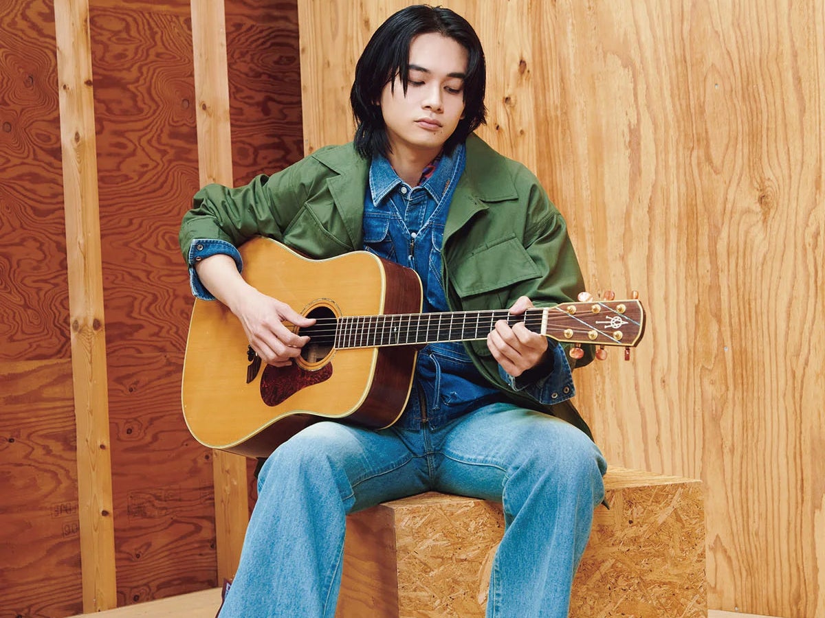 北村匠海が着こなす！ 新しいデニムスタイル8選 [サカイ